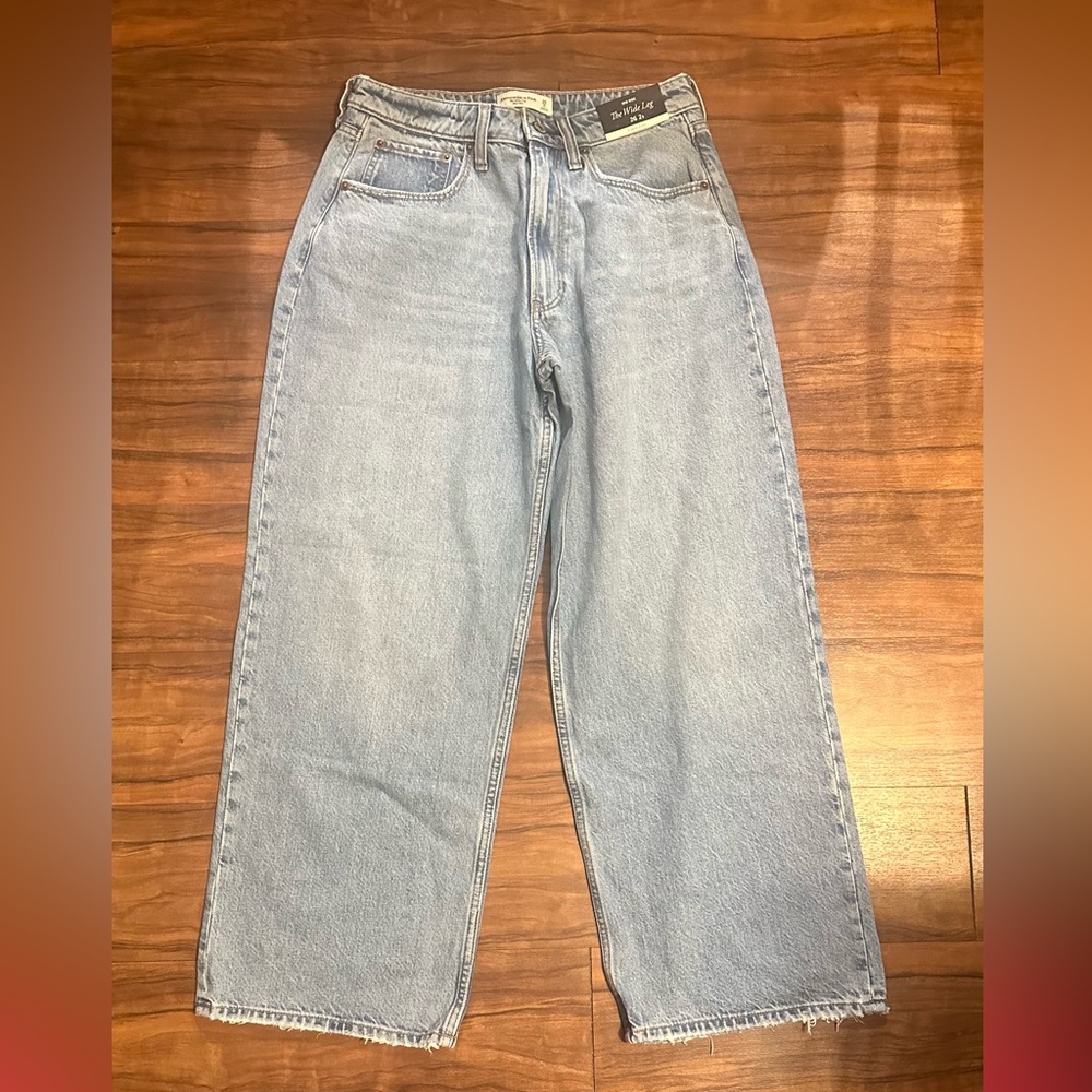 Abercrombie & Fitch, size 26/2S, Mid Rise, The Wide Leg Jean.